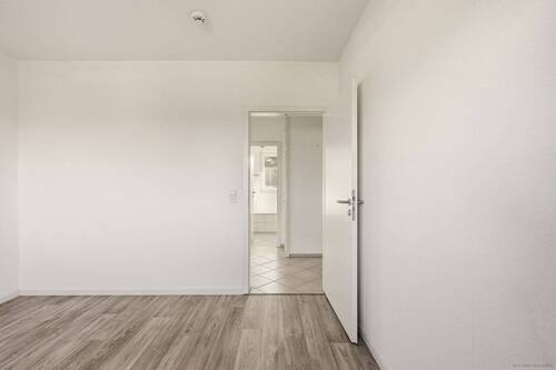 Schlafzimmer mit Blick zum Badezimmer - 