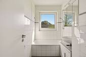 Badezimmer mit Badewanne - 