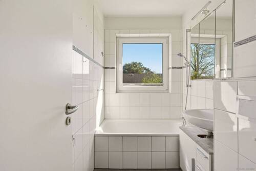 Badezimmer mit Badewanne - 