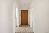Flur mit Blick zur Wohnungstür - 