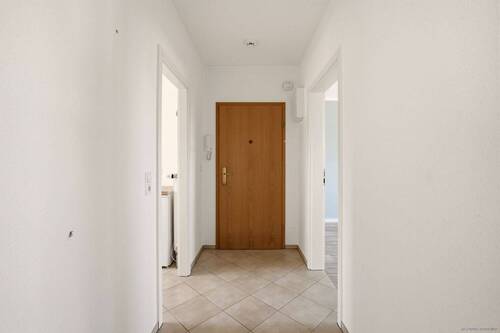 Flur mit Blick zur Wohnungstür - 