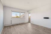 Wohnzimmer mit Sichtachse zu Loggia - 