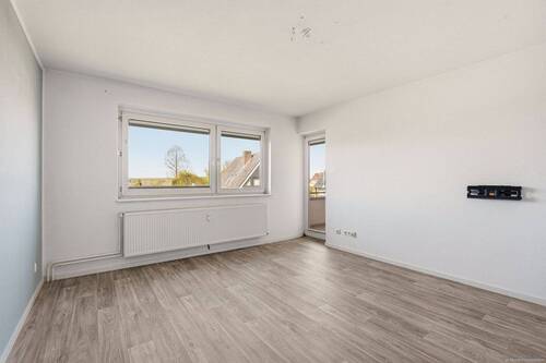 Wohnzimmer mit Sichtachse zu Loggia - 