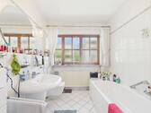 Tageslichtbad mit Wanne und Dusche im Obergeschoss - 