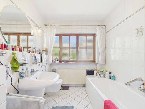 Tageslichtbad mit Wanne und Dusche im Obergeschoss - 