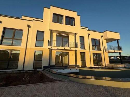 Hausansicht Innenhof Zufahrt Tiefgarage - hochwertige 2 Zimmer Wohnung mit erstklassiger Ausstattung und Balkon !