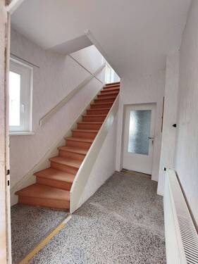 kleiner Zwischenflur mit Treppe ins Obergeschoss - 