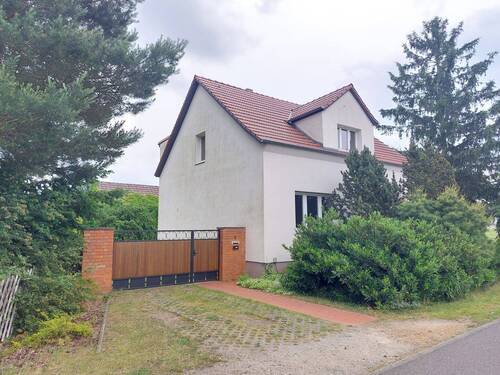 Hausansicht mit Zufahrt - 4 Zimmer Einfamilienhaus zum Kaufen in Kolkwitz OT Klein Gaglow