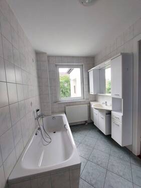 Bad im EG mit Wanne - 