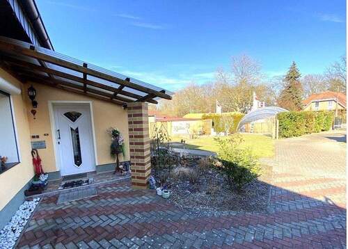 Blick auf Nebenhaus - 6 Zimmer Einfamilienhaus in Woltersdorf