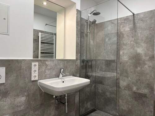 Badezimmer mit ebenerdiger Dusche - 