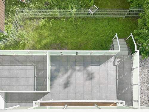 Große Terrasse mit Gartenzugang - 