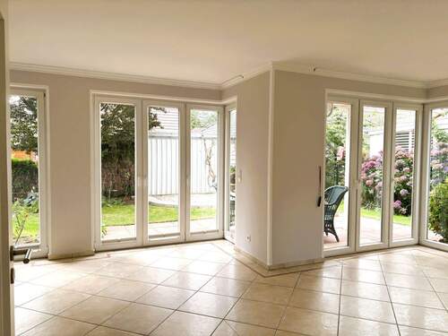 Wohn- Esszimmer mit Durchgang zur Terrasse - 