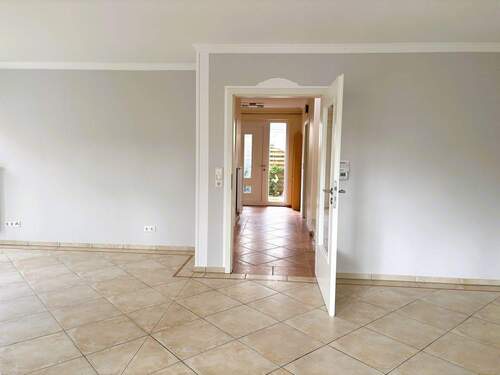 Wohnzimmer mit Blick in den Flur - 