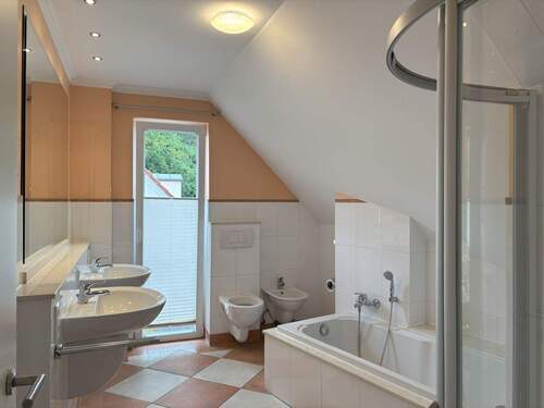 Vollständiges Bad im Obergeschoss - 