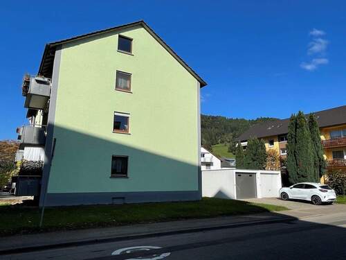 Seitenansicht mit Garagenanlage - 3 Zimmer Etagenwohnung in Hausach