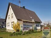 Straßenansicht - Gepflegtes Familienhaus mit viel Potenzial und schönem Garten