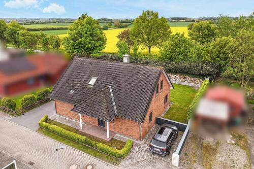 Außenansicht aus der Luft - 7 Zimmer Einfamilienhaus zum Kaufen in Steinbergkirche
