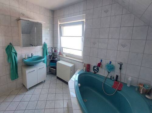 Badzimmer mit Wanne im OG - 