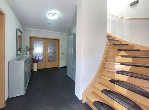 Eingangsbereich und Treppenaufgang ins Obergeschoss - 5 Zimmer Einfamilienhaus zum Kaufen in Neuhausen OT Groß Döbbern