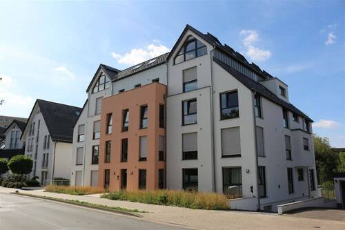 Hauseingangsseite - 4 Zimmer Etagenwohnung zur Miete in Bad Salzuflen