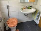 ...mit WC und Waschbecken - 