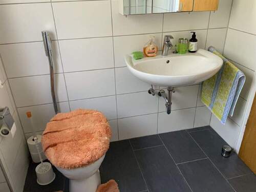...mit WC und Waschbecken - 