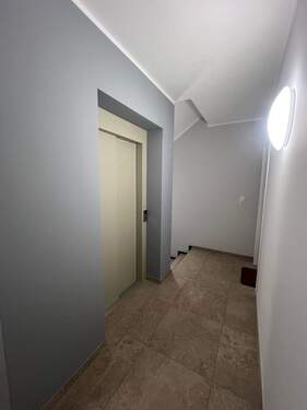 Fahrstuhl und Treppenhaus - 