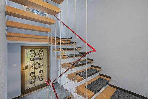 Treppenhaus + Hauseingang - 