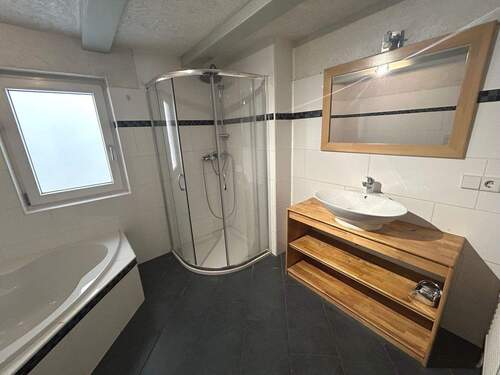 Erdgeschoss Badezimmer 1 - 