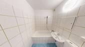 Bad mit Wanne - 3 Zimmer Etagenwohnung in Chemnitz