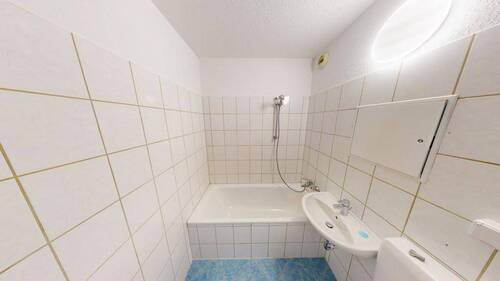 Bad mit Wanne - 3 Zimmer Etagenwohnung in Chemnitz