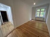 Leeres Zimmer mit Holzfußboden - 
