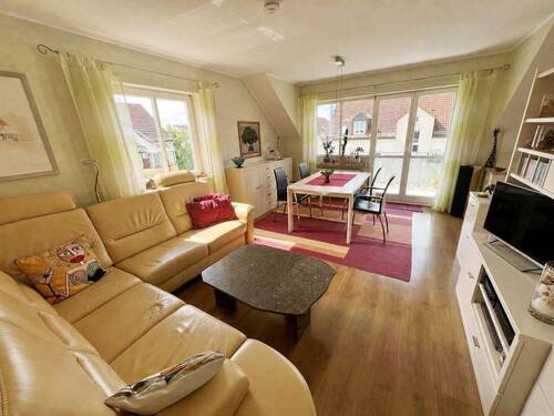 Blick ins Wohnzimmer - Etagenwohnung mit 79,40 m&sup2; in Dresden zum Kaufen