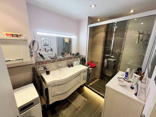 modernes, renoviertes Badezimmer - 