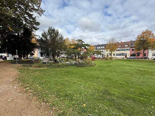 Parkanlage vor dem Haus - 