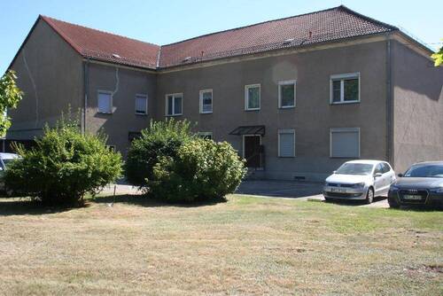 Hofansicht - *Dörschnitz - schöne 3- RWhg., Garage, Stellplatz*