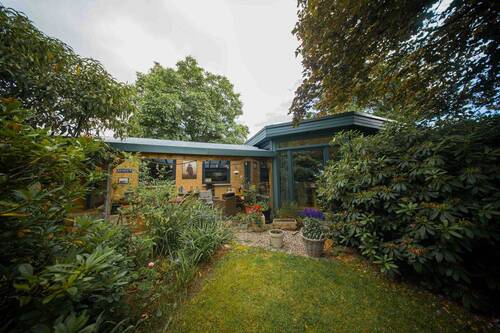 Frontansicht - Großzügiger Bungalow in begehrter Feldrandlage - Wohnen mit Komfort, Ruhe und Lebensqualität
