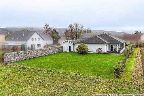 große Wiese hinter dem Haus - Einfamilienhaus mit 142,70 m² in Nohn zum Kaufen