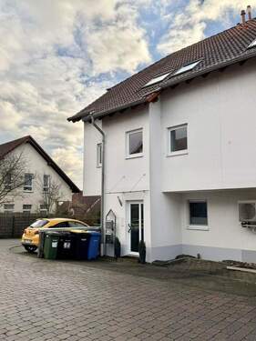Vordere Ansicht 2 - 9 Zimmer Doppelhaushälfte in Saulheim