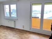 Wohnzimmer - 3 Zimmer Etagenwohnung zur Miete in Bitterfeld-Wolfen