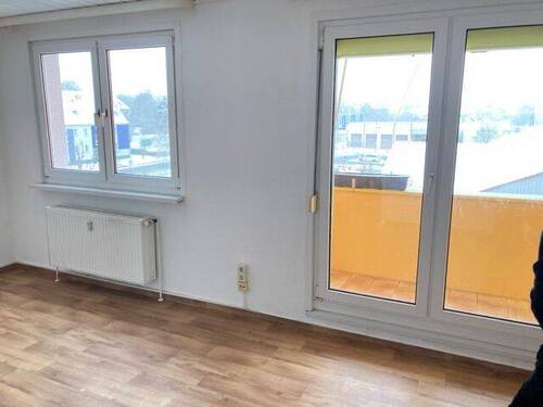 Wohnzimmer - 3 Zimmer Etagenwohnung zur Miete in Bitterfeld-Wolfen