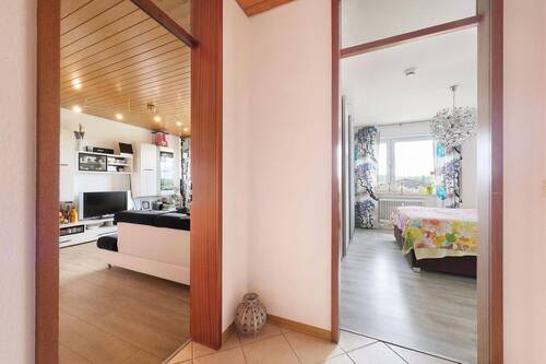 Blick in Wohn- u. Schlafzimmer - 