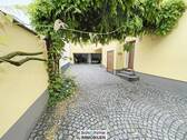 Zufahrt - 6 Zimmer Mehrfamilienhaus, Wohnhaus in Nierstein
