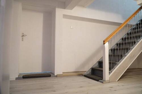 Treppe und Tür richtung Bad - 