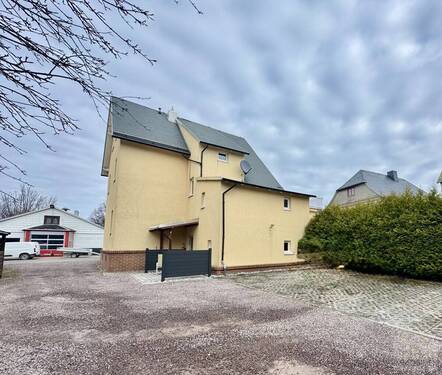 Hintere Ansicht mit Parkplätzen - 