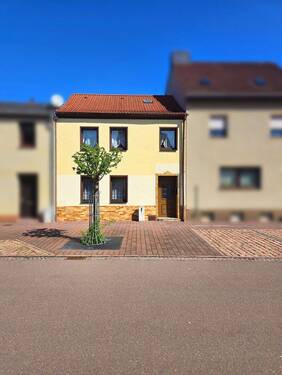 Straßenansicht - 5 Zimmer Reihenmittelhaus zum Kaufen in Aken (Elbe)
