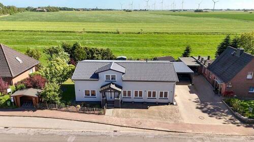 Luftbild - Einfamilienhaus mit Wiesenblick in Neuenkirchen - modern, effizient, vielseitig