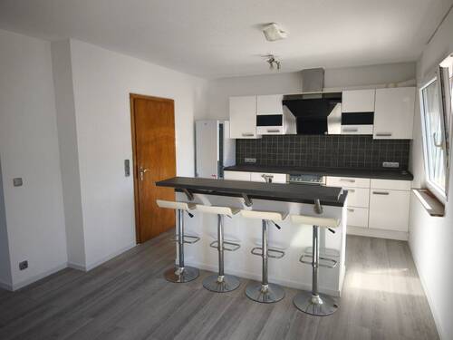 moderne Einbauküche mit Insel. - 