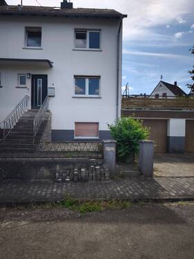 Vorne mit Eingang - 5 Zimmer Mehrfamilienhaus, Wohnhaus zum Kaufen in Idar-Oberstein